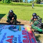 Sambut Natal 2025, Pos Teluk Etna Bersama Masyarakat Laksanakan Pemasangan Spanduk Ucapan Natal