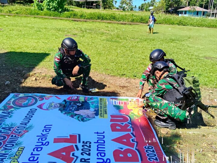 Sambut Natal 2025, Pos Teluk Etna Bersama Masyarakat Laksanakan Pemasangan Spanduk Ucapan Natal