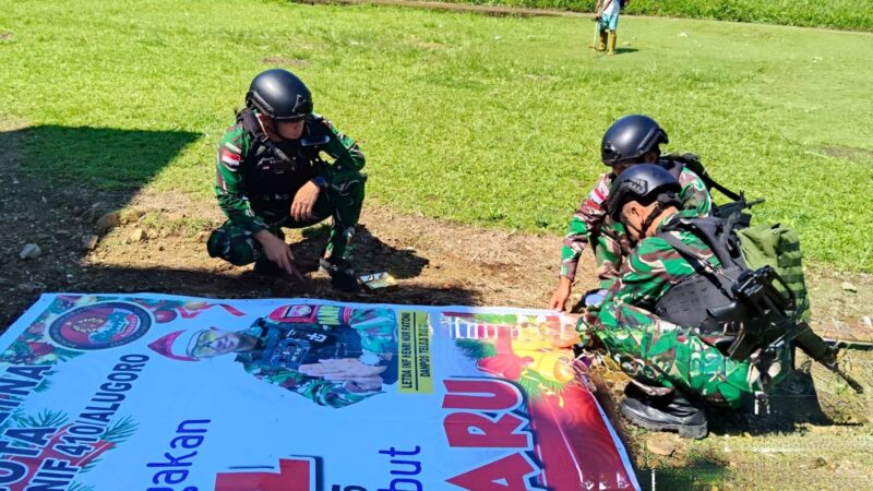 Sambut Natal 2025, Pos Teluk Etna Bersama Masyarakat Laksanakan Pemasangan Spanduk Ucapan Natal