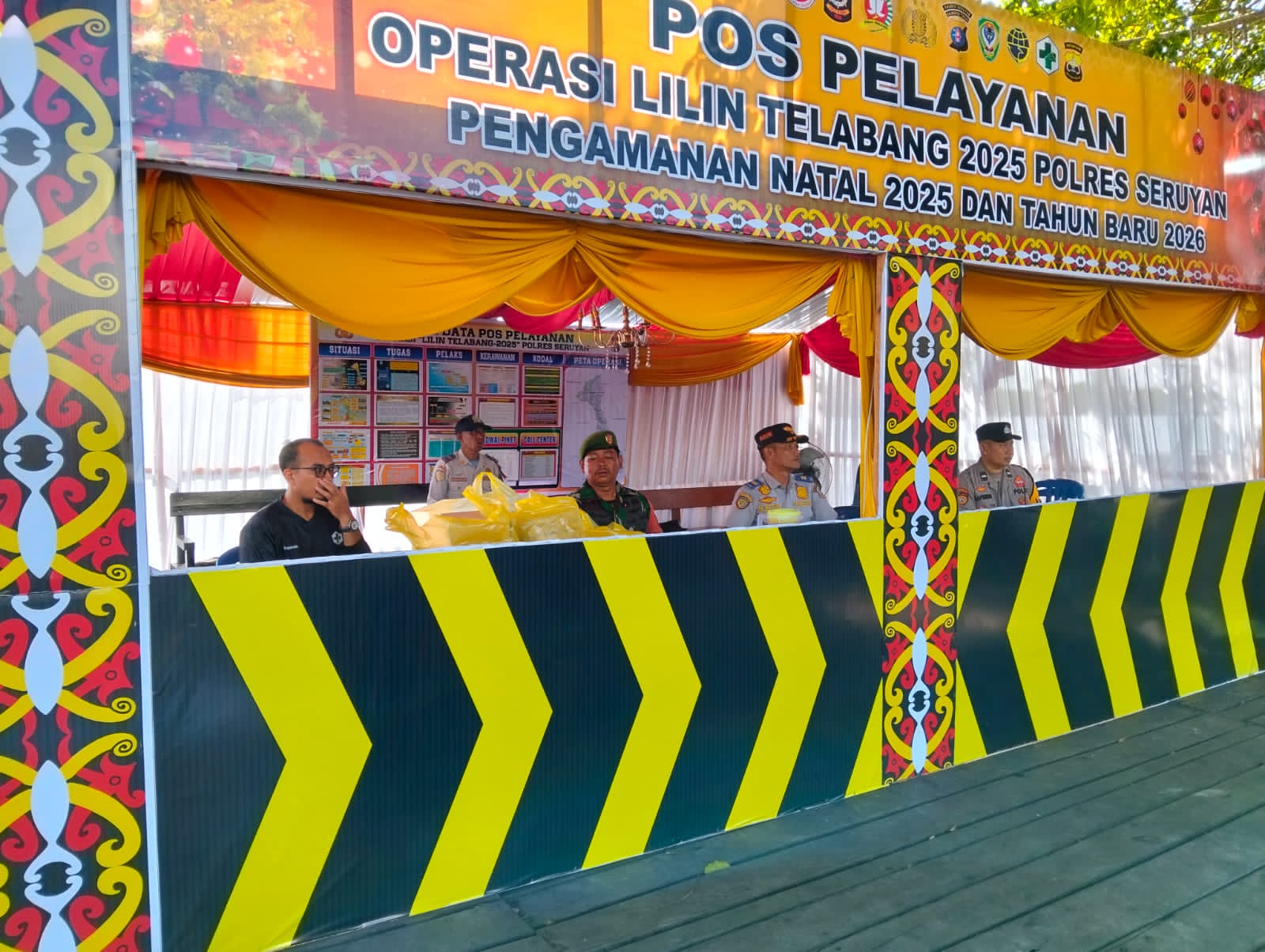 Dukung Keamanan Dan Kenyamanan, Personil Kodim 1015/Sampit Bersinergi Jaga Pos Pengamanan Nataru 2026.