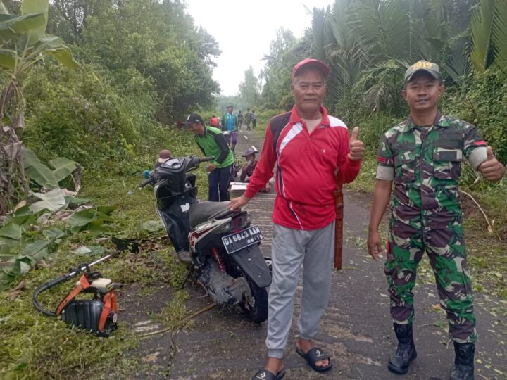 Gotong Royong Pembersihan Jalan Lintas Kabupaten Katingan di Pegatan Hulu Kecamatan Katingan Kuala.