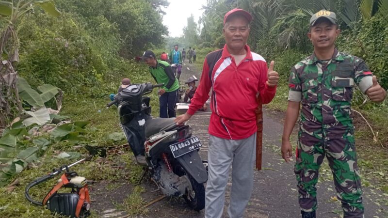 Gotong Royong Pembersihan Jalan Lintas Kabupaten Katingan di Pegatan Hulu Kecamatan Katingan Kuala.