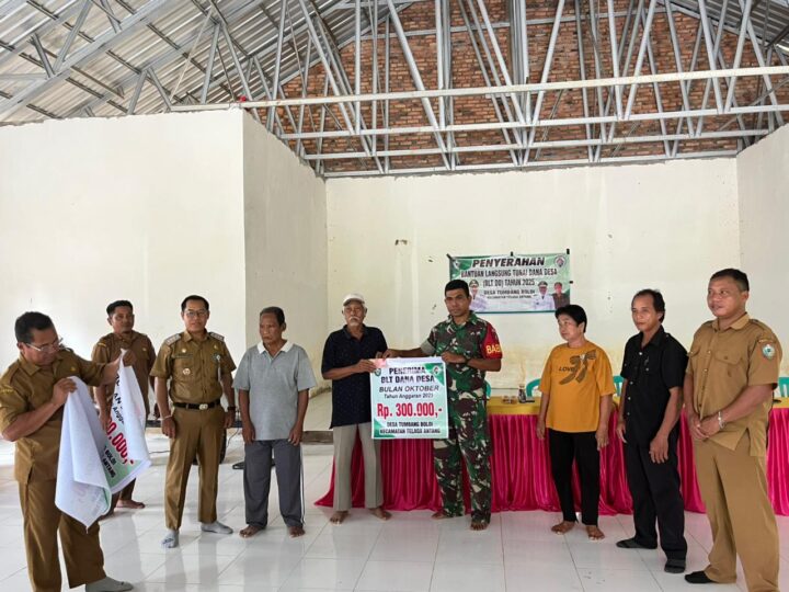 Pastikan Tepat Sasaran, Babinsa Koramil 1015-08/Mentaya Hulu Dampingi Penyaluran BLT DD.