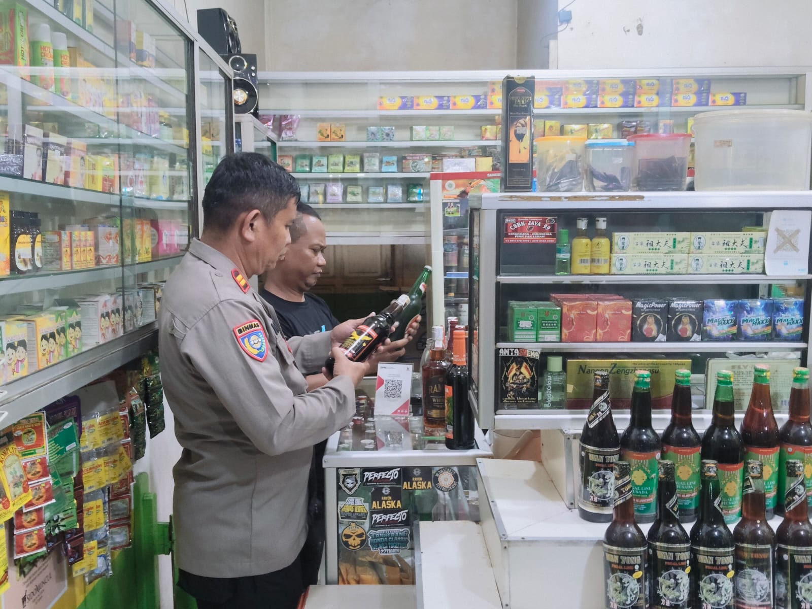 Ops Cipkon KYRD Polsek Cikupa Amankan Tiga Botol Miras di Wilayah Hukum Cikupa