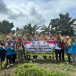 Sukseskan Swasembada Pangan Babinsa 1015-12/Seruyan Tengah Bersama Babinkamtibmas Bantu Panen Jagung