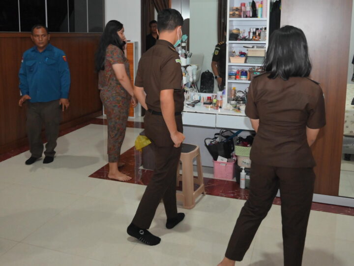 Penyidik Kejati Kalteng Geledah 3 Lokasi Terkait Dugaan Tindak Pidana Korupsi Penjualan/ Ekspor Zircon Oleh PT. Investasi Mandiri