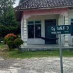 Kotawaringin Barat TA.2025 Perkim Tingkatkan Jalan Gg. Tanji 3 Baru Selesai Dikerjakan, Aspalnya Terlepas Dari Badan Jalan.
