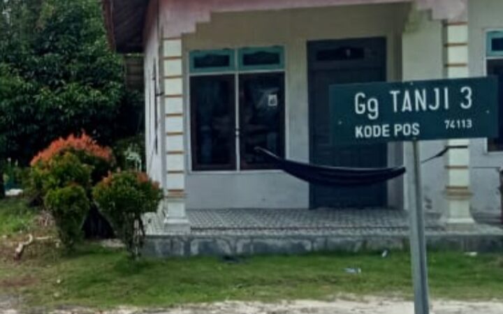 Kotawaringin Barat TA.2025 Perkim Tingkatkan Jalan Gg. Tanji 3 Baru Selesai Dikerjakan, Aspalnya Terlepas Dari Badan Jalan.