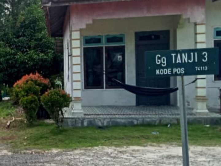 Kotawaringin Barat TA.2025 Perkim Tingkatkan Jalan Gg. Tanji 3 Baru Selesai Dikerjakan, Aspalnya Terlepas Dari Badan Jalan.