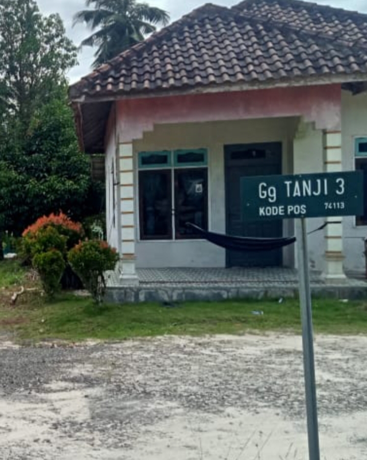 Kotawaringin Barat TA.2025 Perkim Tingkatkan Jalan Gg. Tanji 3 Baru Selesai Dikerjakan, Aspalnya Terlepas Dari Badan Jalan.
