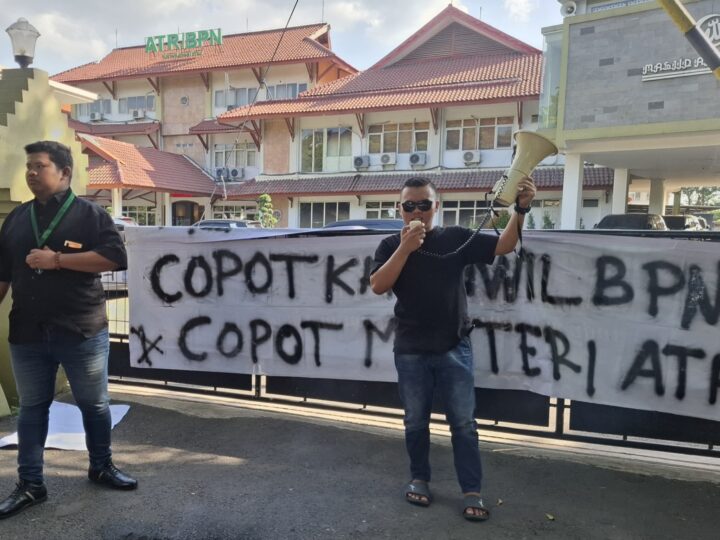 BADKO HMI JAWA TIMUR GELAR AKSI DI KANWIL ATR/BPN: TUNTUT PEMBENAHAN TOTAL BIROKRASI PERTANAHAN DAN HENTIKAN PUNGUTAN LIAR