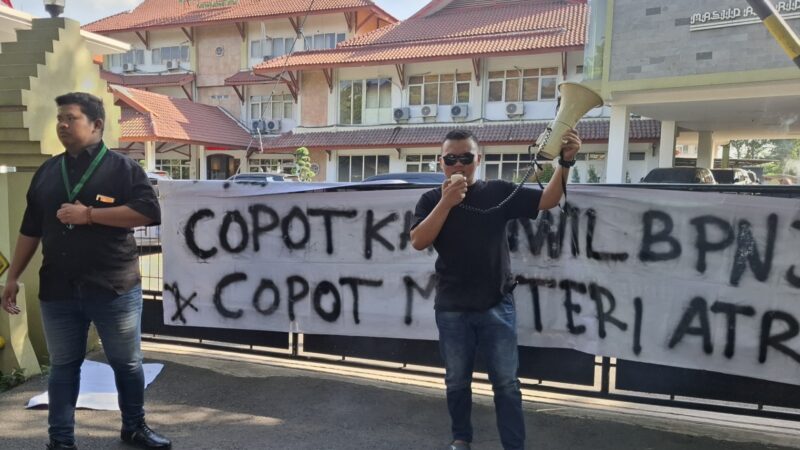 BADKO HMI JAWA TIMUR GELAR AKSI DI KANWIL ATR/BPN: TUNTUT PEMBENAHAN TOTAL BIROKRASI PERTANAHAN DAN HENTIKAN PUNGUTAN LIAR