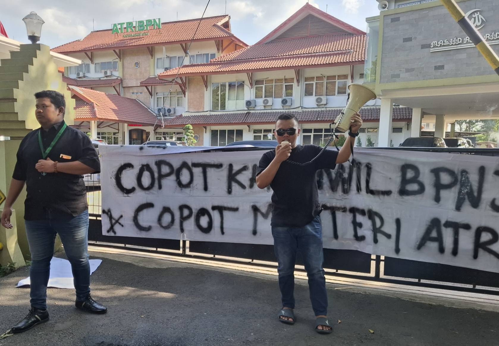 BADKO HMI JAWA TIMUR GELAR AKSI DI KANWIL ATR/BPN: TUNTUT PEMBENAHAN TOTAL BIROKRASI PERTANAHAN DAN HENTIKAN PUNGUTAN LIAR