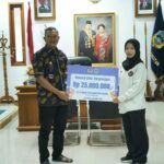 Bupati Indrata Nur Bayuaji Berikan Bonus Kepada Juara SEA Games Asal Pacitan, Yang Sudah Mengharumkan Nama Negara.