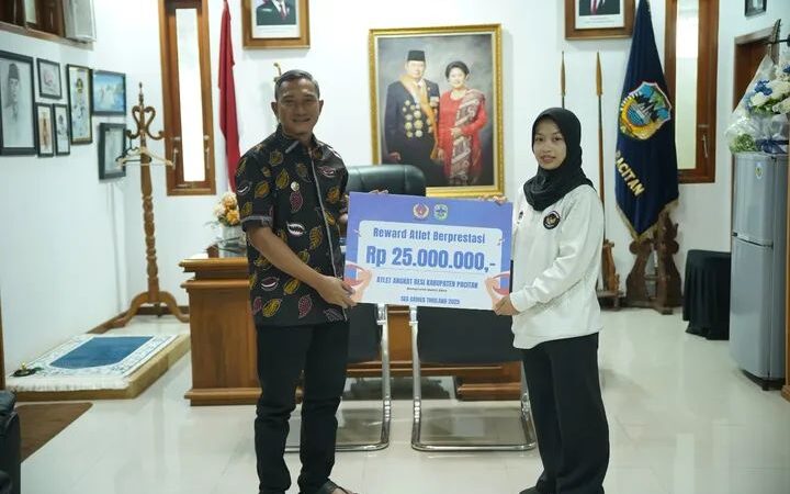 Bupati Indrata Nur Bayuaji Berikan Bonus Kepada Juara SEA Games Asal Pacitan, Yang Sudah Mengharumkan Nama Negara.