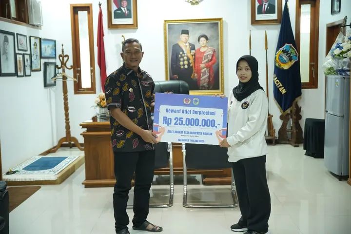 Bupati Indrata Nur Bayuaji Berikan Bonus Kepada Juara SEA Games Asal Pacitan, Yang Sudah Mengharumkan Nama Negara.