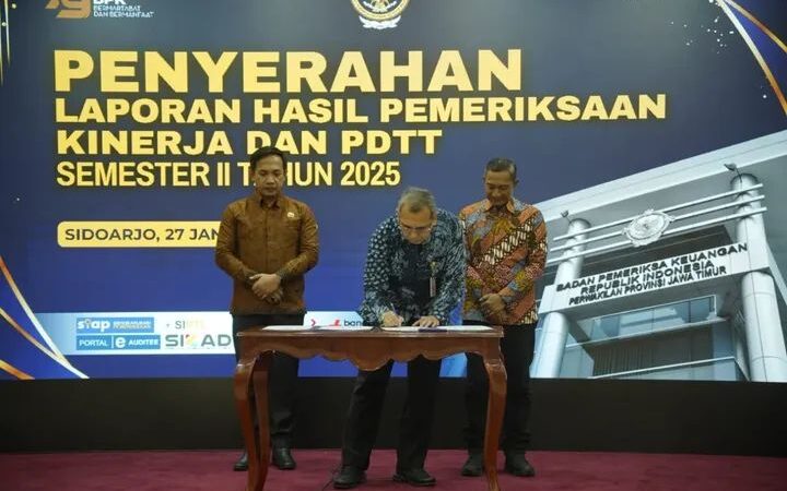 Penyerahan Dokumen LHP Atas Kinerja dan PDTT Oleh Kepala BPK Perwakilan Provinsi Jawa Timur Kepada Bupati Pacitan Indrata Nur Bayuaji.
