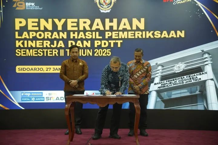 Penyerahan Dokumen LHP Atas Kinerja dan PDTT Oleh Kepala BPK Perwakilan Provinsi Jawa Timur Kepada Bupati Pacitan Indrata Nur Bayuaji.