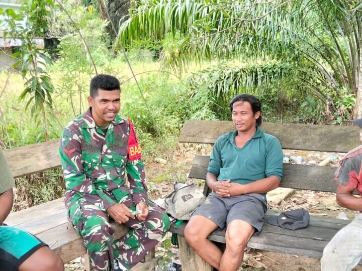 Babinsa Koramil 1015-08/Mentaya Hulu Komsos Dengan Warga Dan Pantau Wilayah Binaan