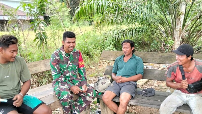 Babinsa Koramil 1015-08/Mentaya Hulu Komsos Dengan Warga Dan Pantau Wilayah Binaan