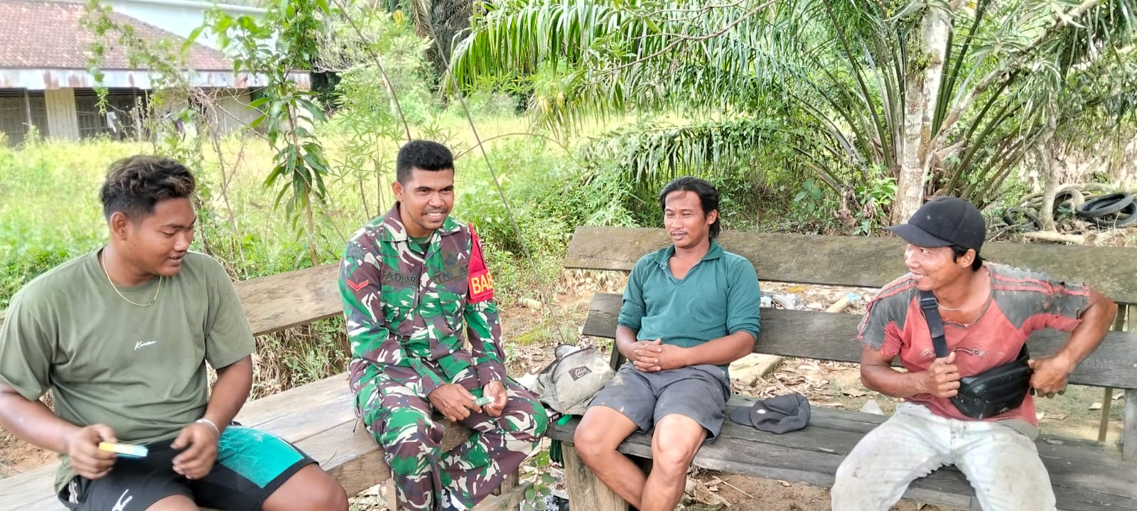 Babinsa Koramil 1015-08/Mentaya Hulu Komsos Dengan Warga Dan Pantau Wilayah Binaan