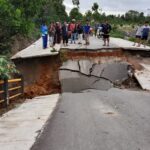 Jembatan Penghubung Desa Gunung Muda ke Dusun Air Abik Kecamatan Belinyu Putus Diduga Akibat Kegerus Luapan Air Sungai di Musim Penghujan