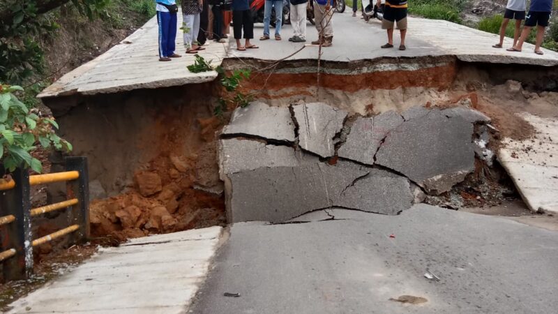 Jembatan Penghubung Desa Gunung Muda ke Dusun Air Abik Kecamatan Belinyu Putus Diduga Akibat Kegerus Luapan Air Sungai di Musim Penghujan