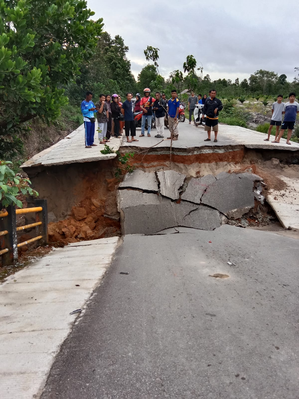 Jembatan Penghubung Desa Gunung Muda ke Dusun Air Abik Kecamatan Belinyu Putus Diduga Akibat Kegerus Luapan Air Sungai di Musim Penghujan