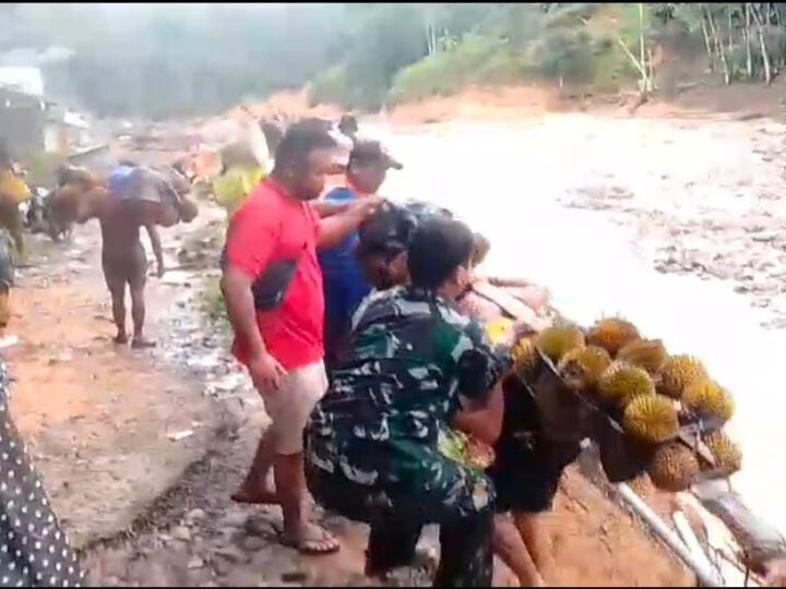 Satgas Gulbencal Kodim 0211/TT Evakuasi Warga Terjebak Banjir Susulan di Kecamatan Tukka