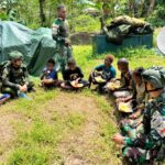 Satgas Yonif 300/Brajawijaya Peduli Gizi Berbagi Makan dan Makan Bersama Anak Kampung Kolam