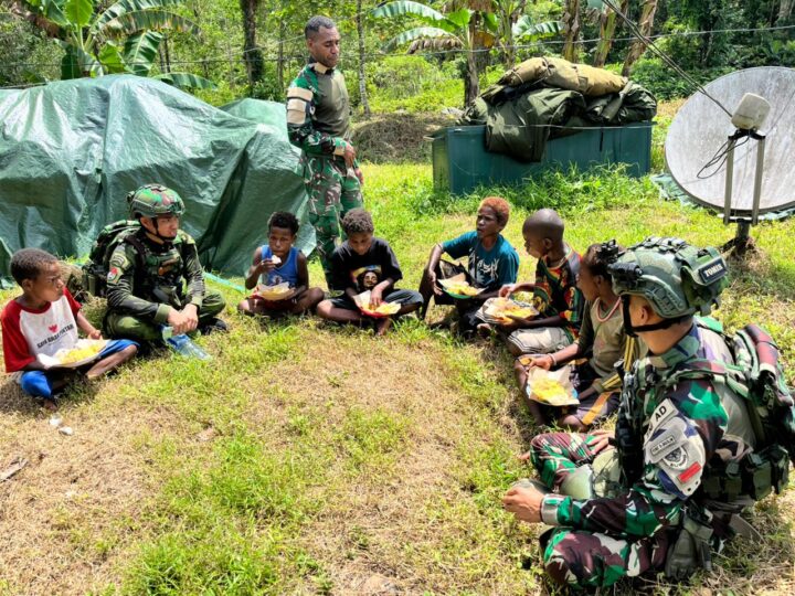 Satgas Yonif 300/Brajawijaya Peduli Gizi Berbagi Makan dan Makan Bersama Anak Kampung Kolam