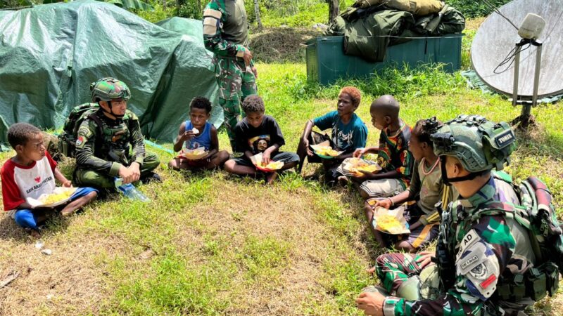 Satgas Yonif 300/Brajawijaya Peduli Gizi Berbagi Makan dan Makan Bersama Anak Kampung Kolam