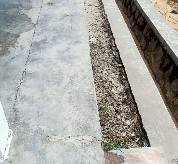 Proyek Bangunan Terbuka Lapangan Tembak Dinas PUPR Kobar Pelataran Terasnya Retak.