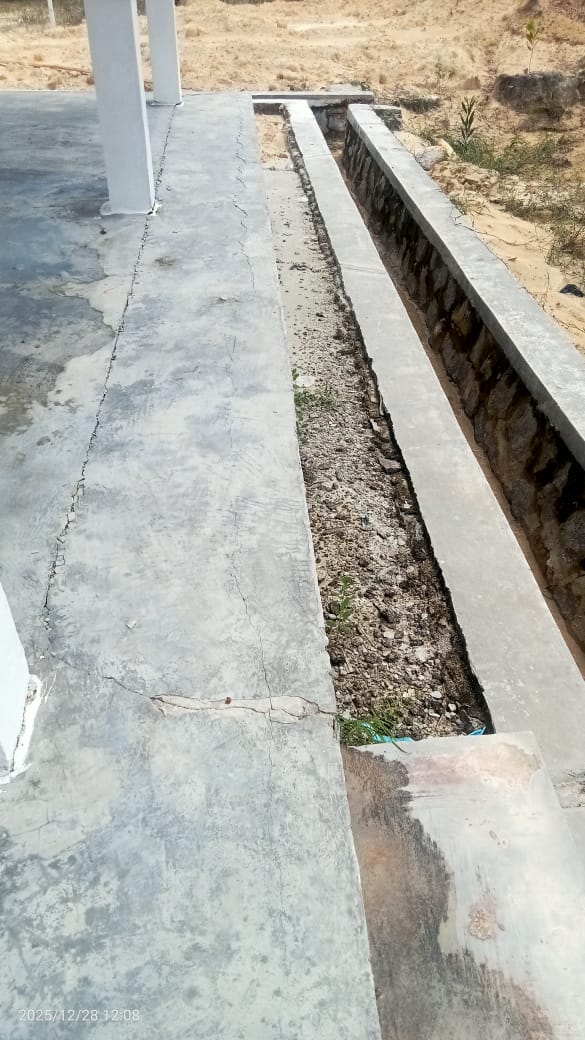 Proyek Bangunan Terbuka Lapangan Tembak Dinas PUPR Kobar Pelataran Terasnya Retak.