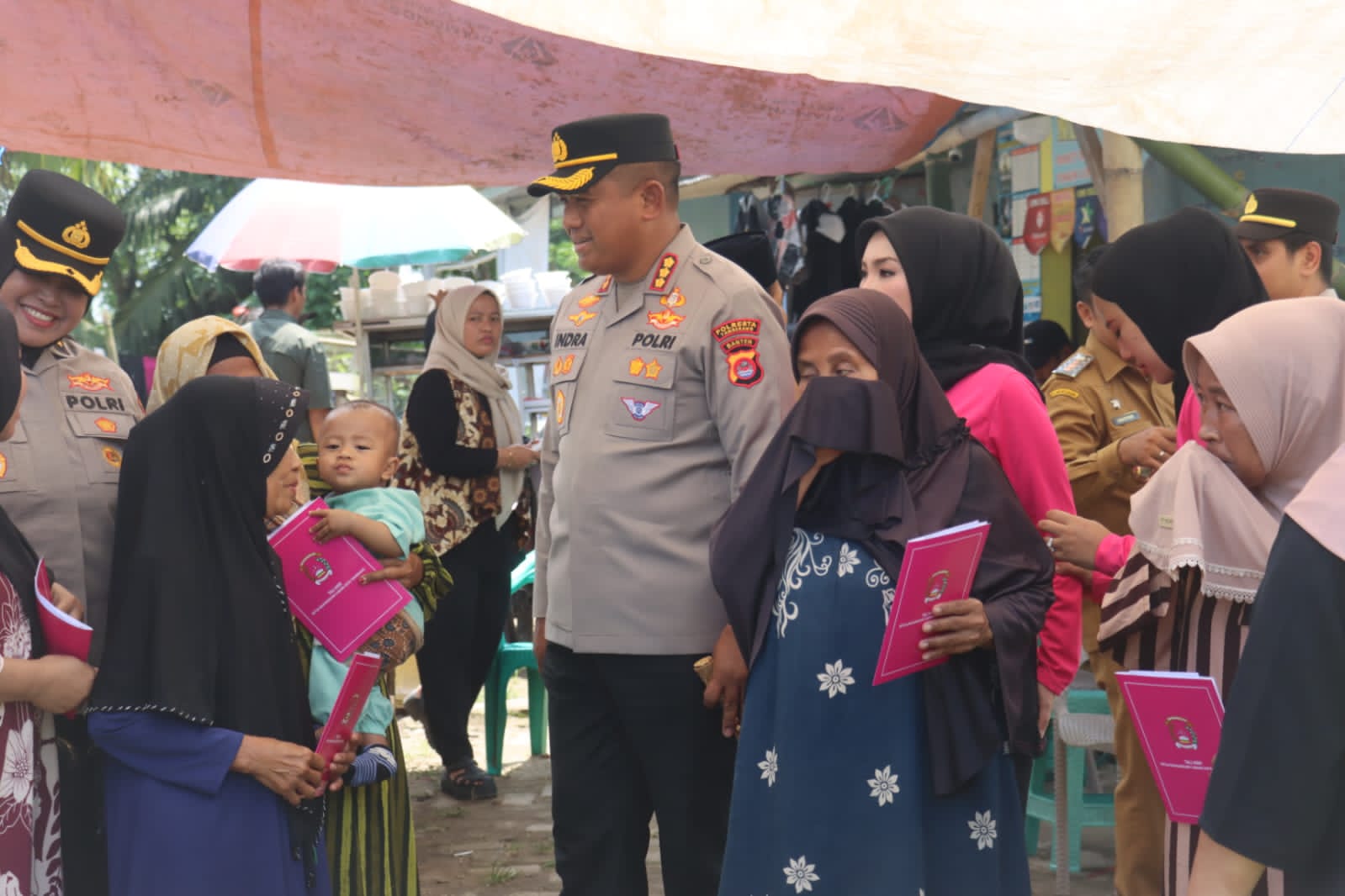 Kapolresta Tangerang dan Ketua Bhayangkari Salurkan Bantuan Untuk Korban Tanah Longsor di Cisoka