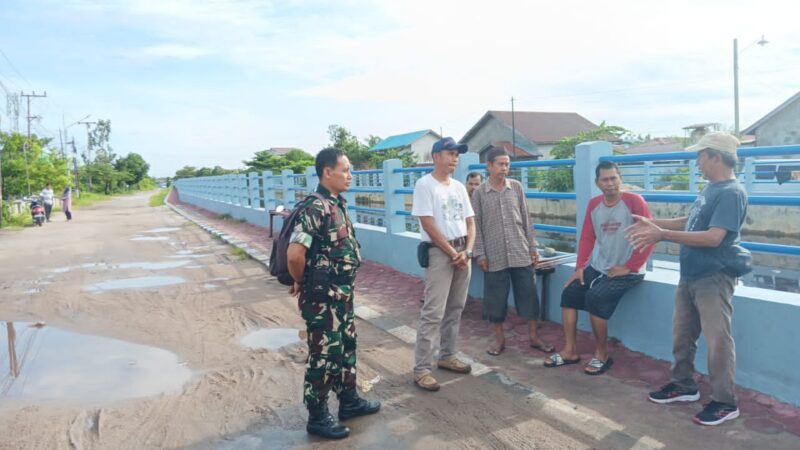 Cegah Banjir, Babinsa Kodim 1016/Plk Himbau Warga Tidak Buang Sampah Sembarangan