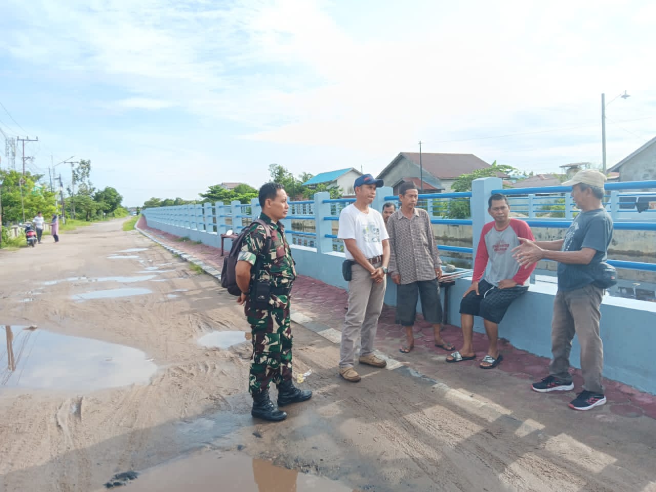 Cegah Banjir, Babinsa Kodim 1016/Plk Himbau Warga Tidak Buang Sampah Sembarangan