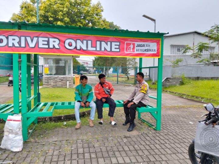 Bhabinkamtibmas Kelurahan Sukamulya Laksanakan Ngariung Bersama Ojol, Sampaikan Pesan Kamtibmas