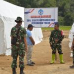 Satgas Kodim 0211/TT Sigap Bersihkan Sekolah Darurat Terdampak Banjir di Tukka, Tapteng