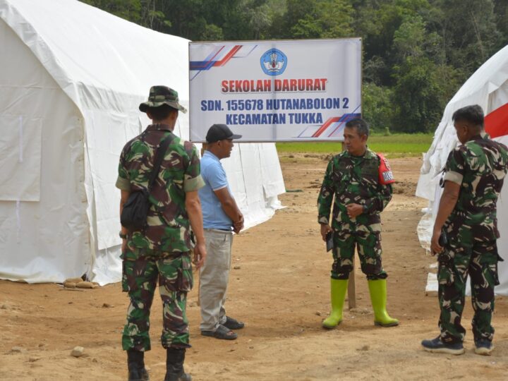 Satgas Kodim 0211/TT Sigap Bersihkan Sekolah Darurat Terdampak Banjir di Tukka, Tapteng