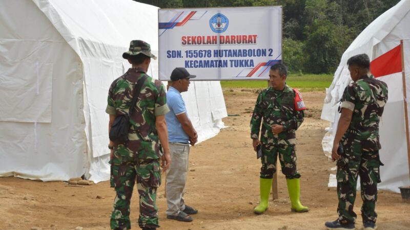 Satgas Kodim 0211/TT Sigap Bersihkan Sekolah Darurat Terdampak Banjir di Tukka, Tapteng