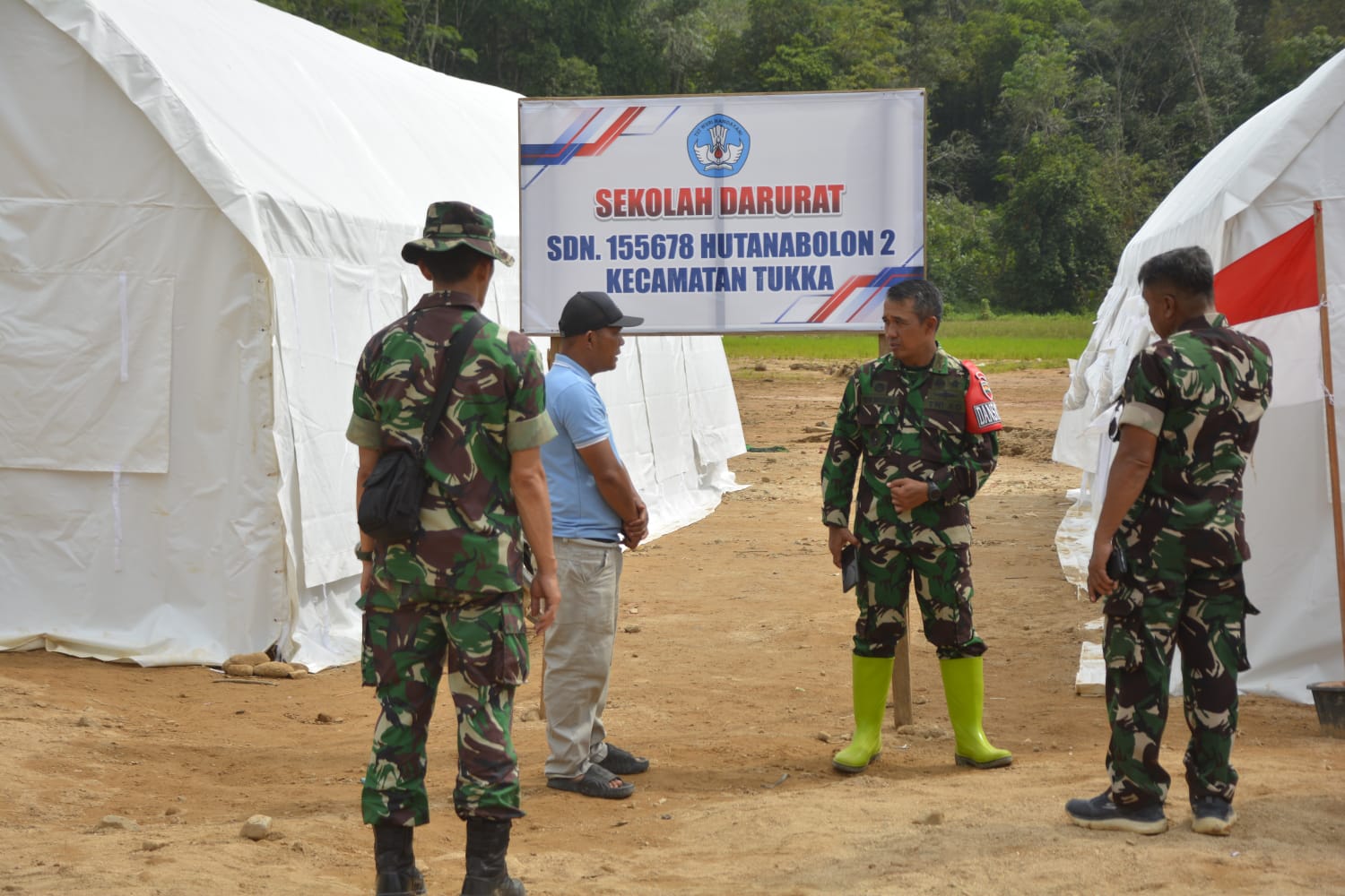 Satgas Kodim 0211/TT Sigap Bersihkan Sekolah Darurat Terdampak Banjir di Tukka, Tapteng