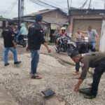 FWJ Indonesia Korwil Kabupaten Bekasi Aksi Sosial Babat Ilalang dan Perbaikan Jalan Rusak