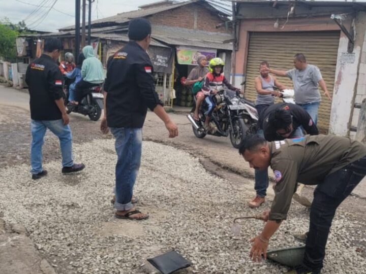 FWJ Indonesia Korwil Kabupaten Bekasi Aksi Sosial Babat Ilalang dan Perbaikan Jalan Rusak
