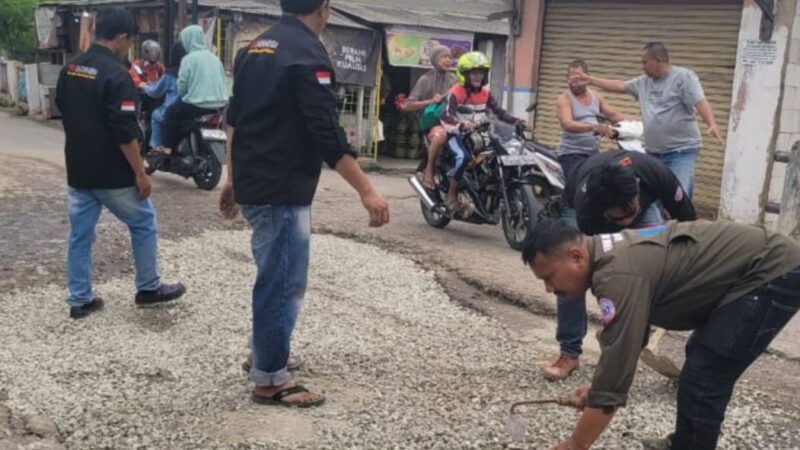 FWJ Indonesia Korwil Kabupaten Bekasi Aksi Sosial Babat Ilalang dan Perbaikan Jalan Rusak