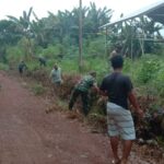 Babinsa Koramil 1015-07/Parenggean Bersama Warga Bersihkan Lingkungan Desa
