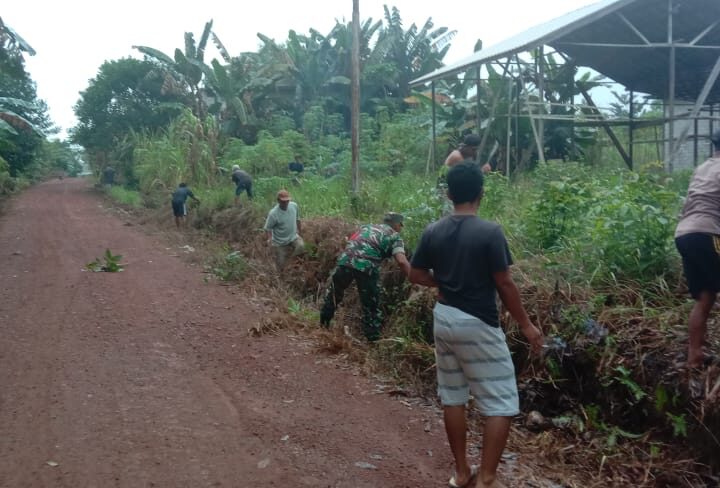 Babinsa Koramil 1015-07/Parenggean Bersama Warga Bersihkan Lingkungan Desa
