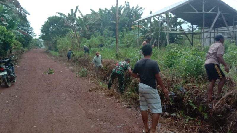 Babinsa Koramil 1015-07/Parenggean Bersama Warga Bersihkan Lingkungan Desa