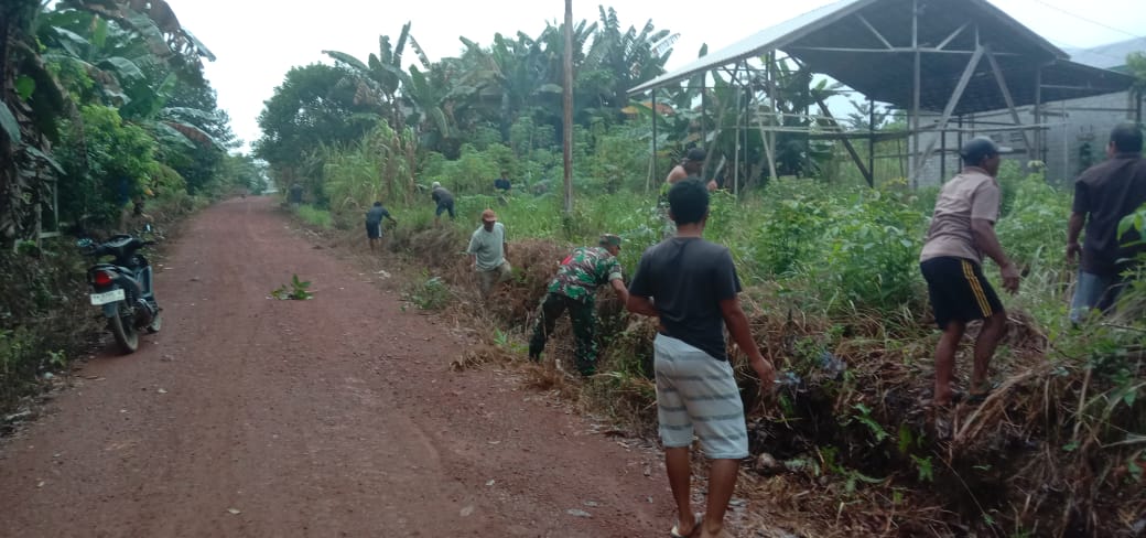 Babinsa Koramil 1015-07/Parenggean Bersama Warga Bersihkan Lingkungan Desa
