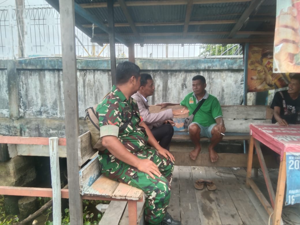 Babinsa Koramil 1015-03/Mentawa Baru Ketapang Ciptakan Keakraban dengan Warga Binaan Melalui Komsos